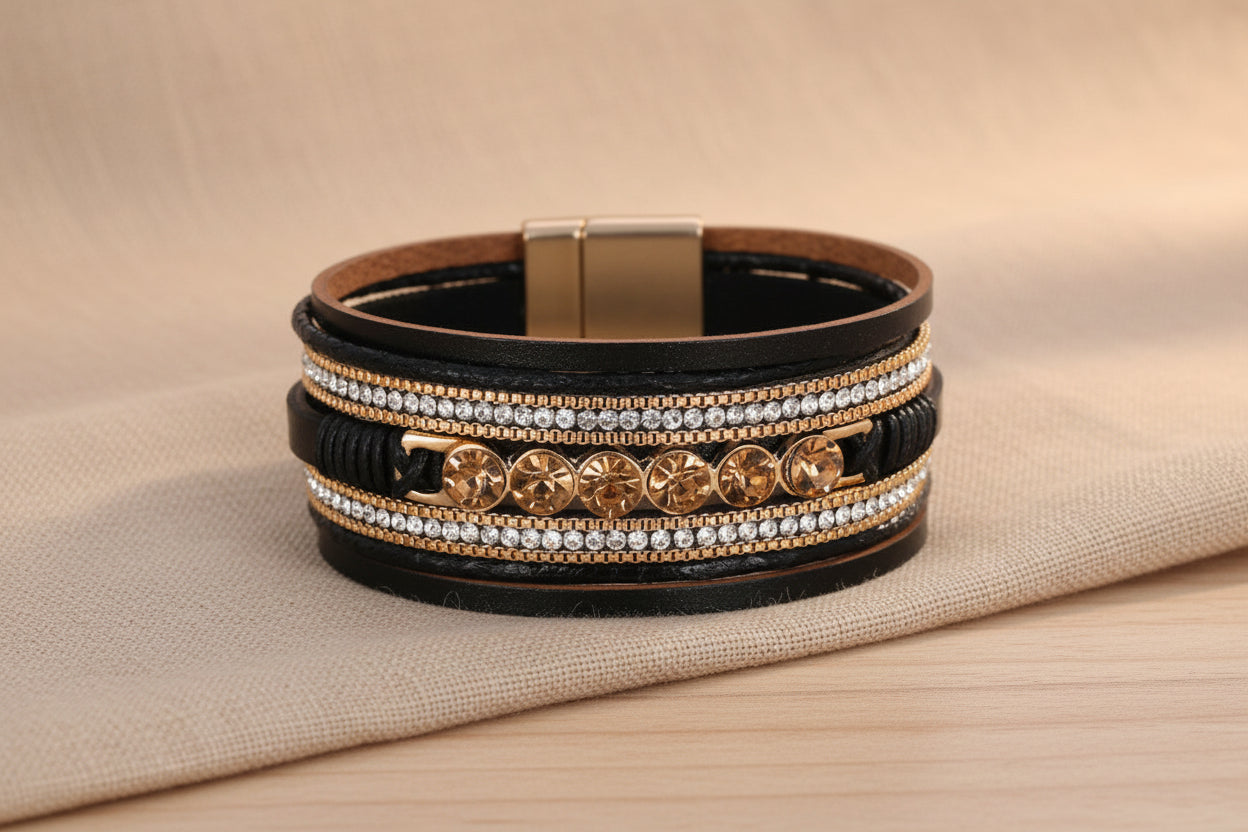 Crystal Layer: Mehrlagiges Boho-Lederarmband mit Metallbesatz