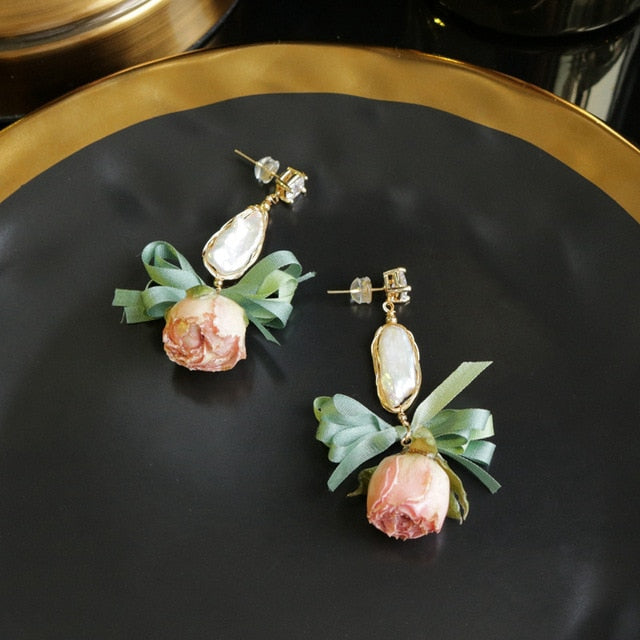 Pearl Vine – Barockperlen-Ohrhänger mit echten Rosenknospen