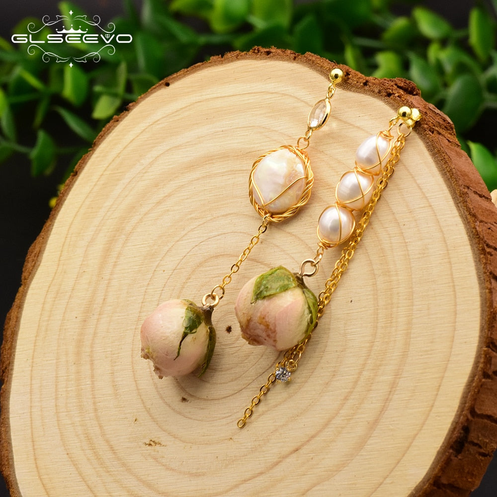 Pearl Vine – Barockperlen-Ohrhänger mit echten Rosenknospen