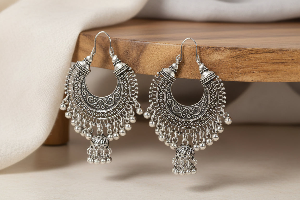 Golden Bell: Massive Boho-Ohrringe mit Glöckchen-Tassels