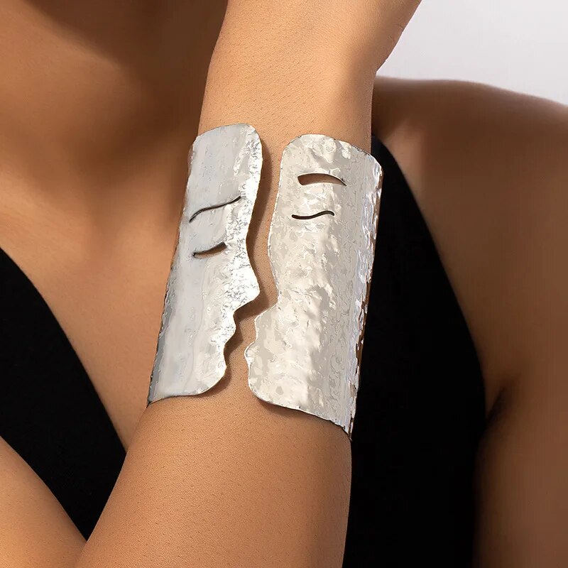Boho-Punk Hammered Cuff – Statement für starke Styles