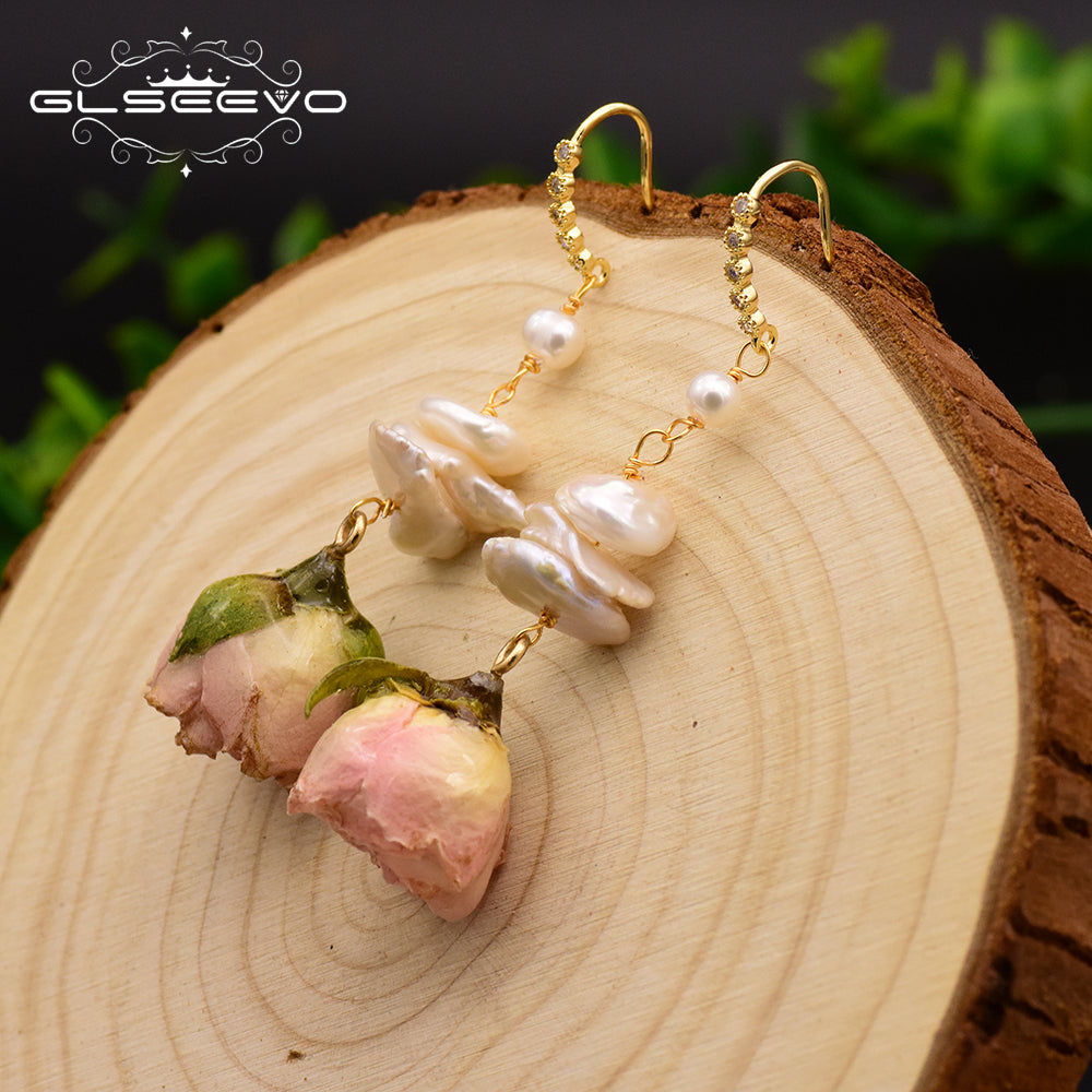 Pearl Vine – Barockperlen-Ohrhänger mit echten Rosenknospen