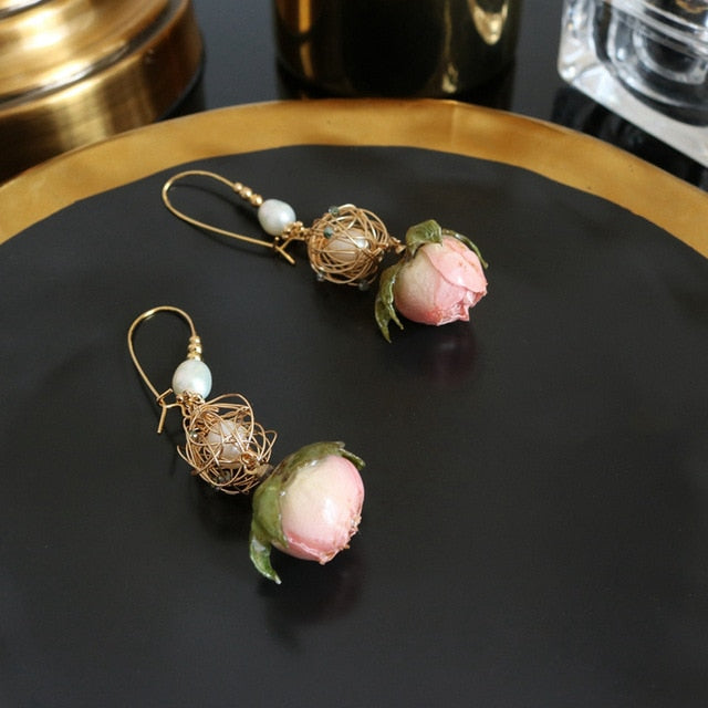 Pearl Vine – Barockperlen-Ohrhänger mit echten Rosenknospen