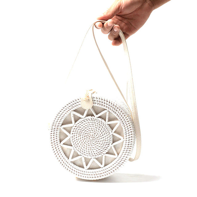 White Pearl: Runde Boho-Strohtasche mit kunstvollem Webmuster