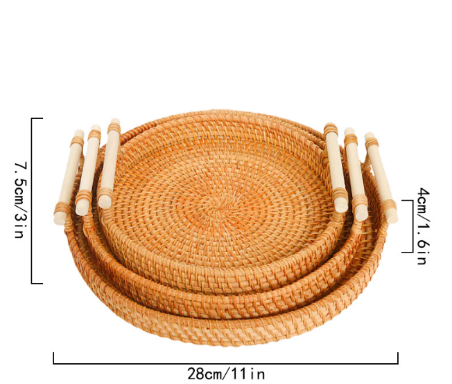 Sonnengeflecht – Handgefertigtes Rattan-Tablett mit Holzgriffen