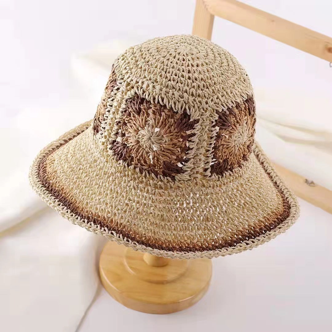 Boho Häkel-Strohhut mit Blumenmuster – Handgefertigter Sonnenhut mit breiter Krempe & Granny Square Akzenten