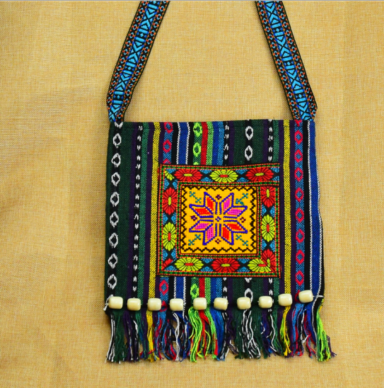 Tribal Spirit – Bestickte Boho-Schultertasche mit Fransen