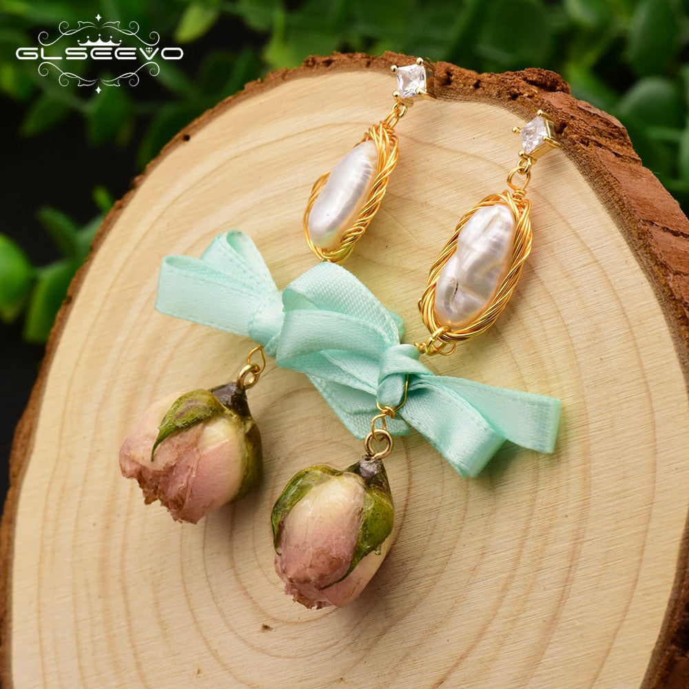Pearl Vine – Barockperlen-Ohrhänger mit echten Rosenknospen