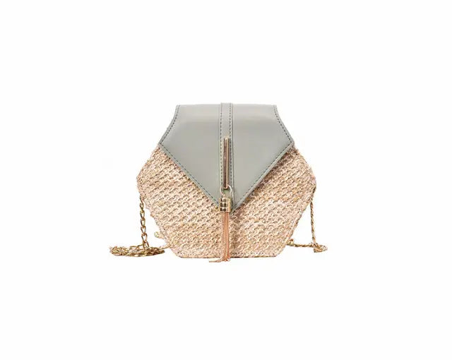 Hexa-Chic: Strukturierte Boho-Schultertasche aus Stroh & Leder mit Tassel-Detail