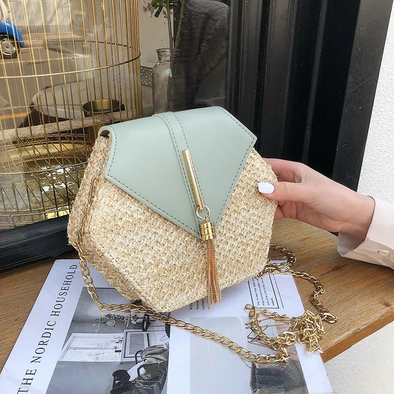 Hexa-Chic: Strukturierte Boho-Schultertasche aus Stroh & Leder mit Tassel-Detail