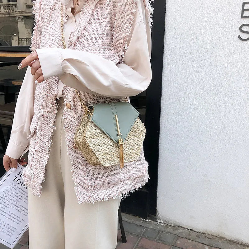 Hexa-Chic: Strukturierte Boho-Schultertasche aus Stroh & Leder mit Tassel-Detail