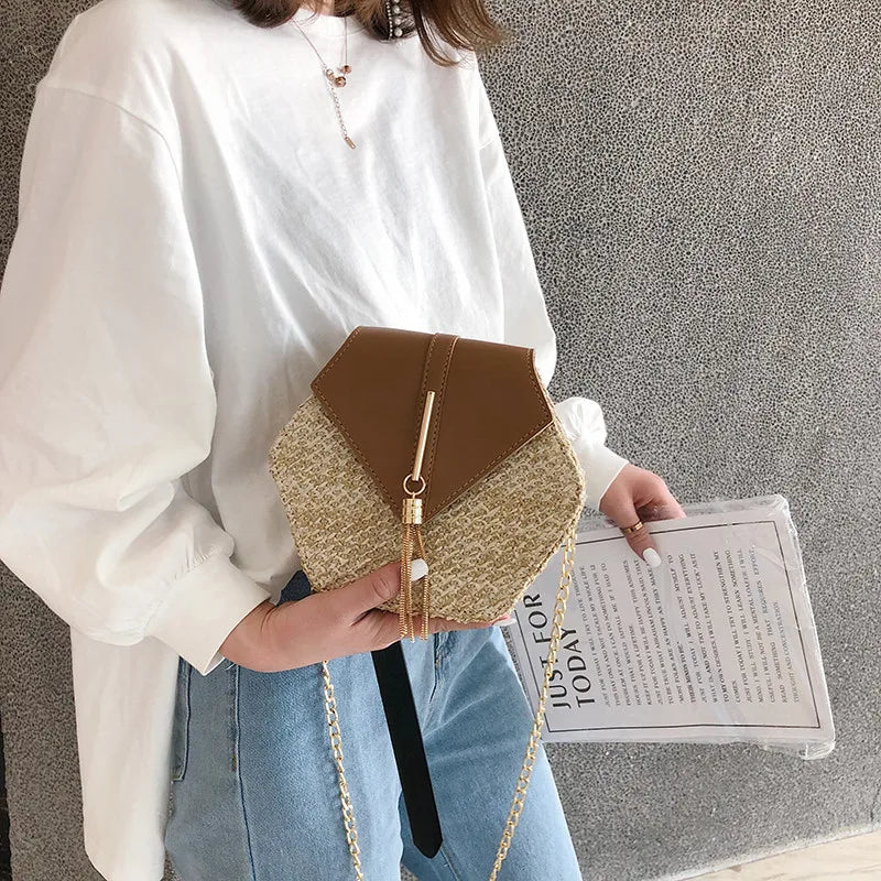 Hexa-Chic: Strukturierte Boho-Schultertasche aus Stroh & Leder mit Tassel-Detail