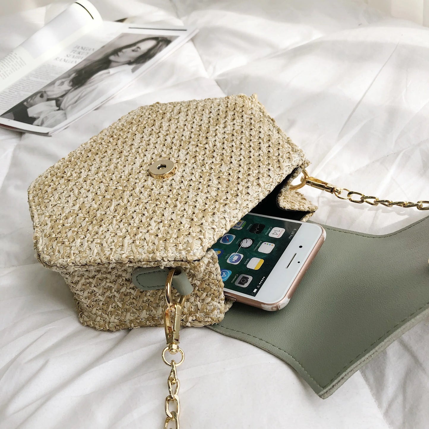 Hexa-Chic: Strukturierte Boho-Schultertasche aus Stroh & Leder mit Tassel-Detail