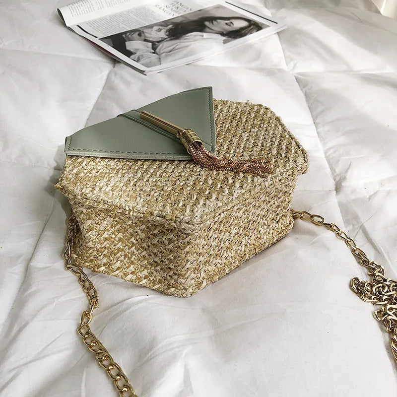 Hexa-Chic: Strukturierte Boho-Schultertasche aus Stroh & Leder mit Tassel-Detail