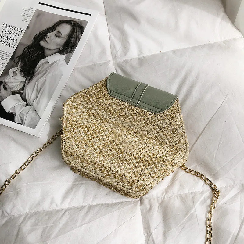 Hexa-Chic: Strukturierte Boho-Schultertasche aus Stroh & Leder mit Tassel-Detail