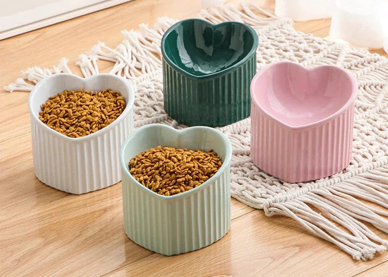 Herzförmiger Erhöhter Keramik-Napf für Katzen und kleine Hunde – Schräger Anti-Rutsch Napf, Handmade Pet Feeder, 14 cm