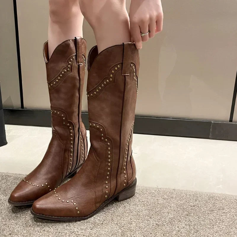 Retro Rivet Mid-Calf Cowboy Boots für Frauen – Herbst Western Boots mit Chunky Heels, Slip-On Design und Spitze