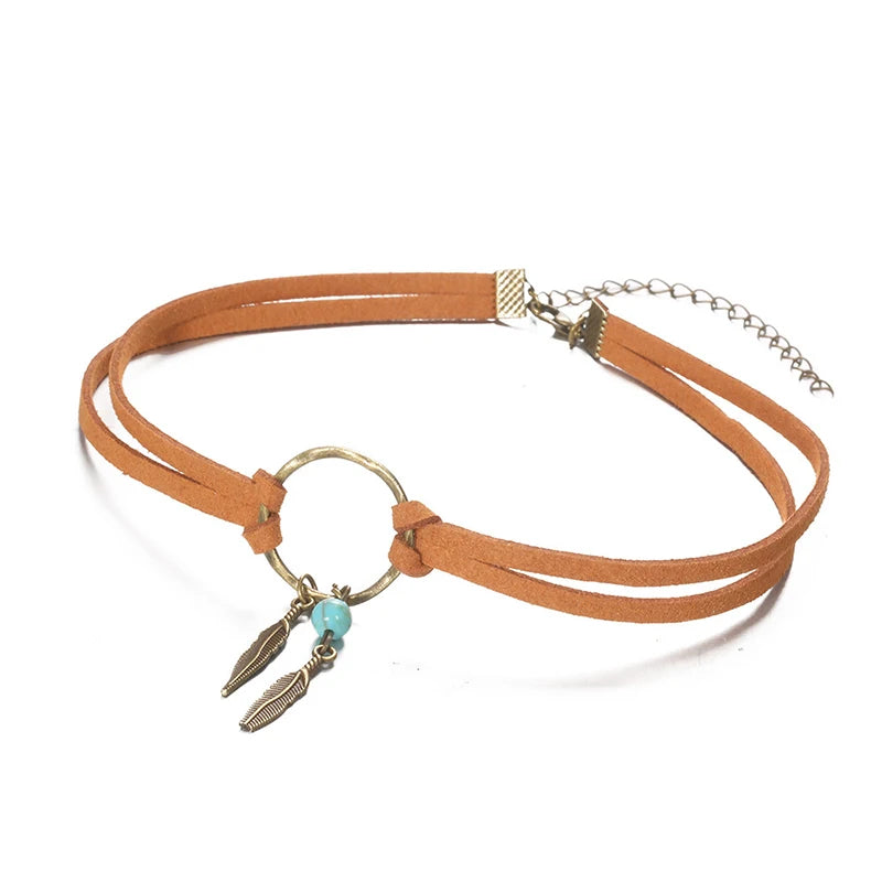 Boho Feather Bead Pendant Choker – Braune Lederkette mit Federn und Perlen für Frauen, Perfekt für Partys und Geschenke