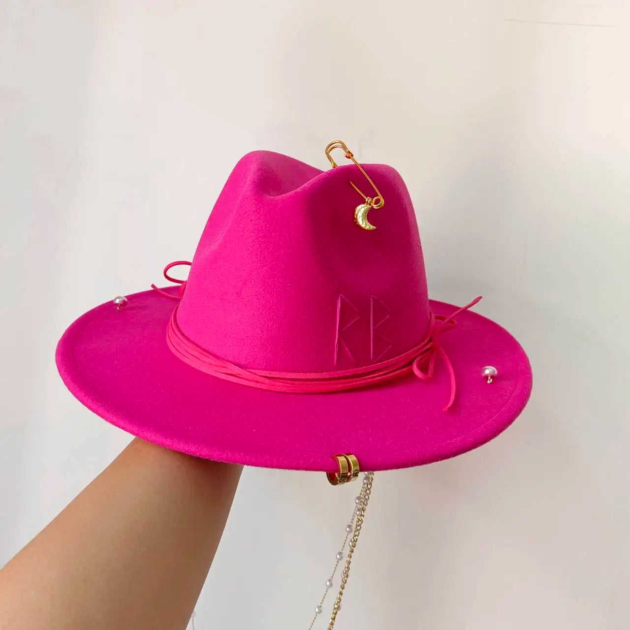 Fedora Hut mit Punk-Perlenkette und DIY Design – Personalisierbare englische Buchstaben Hüte für Männer und Frauen