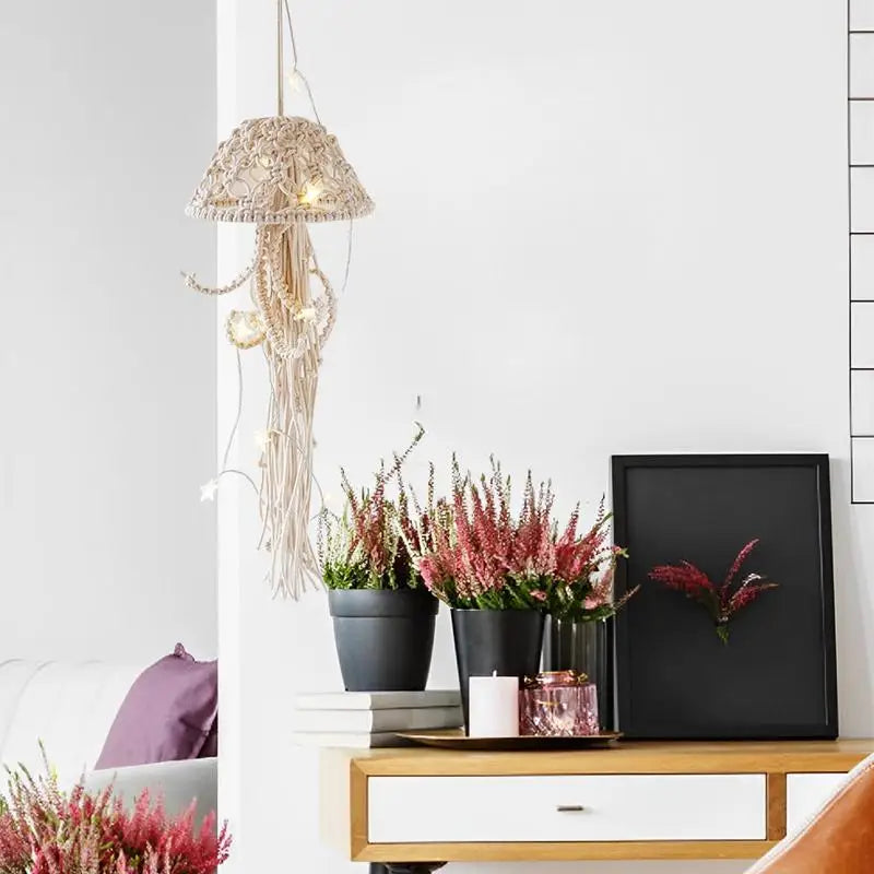 Nordic Macrame Dream Catcher aus Baumwollseil mit Lichterkette – Handgefertigter Wovener Jellyfish Traumfänger für kreative Raumdekoration