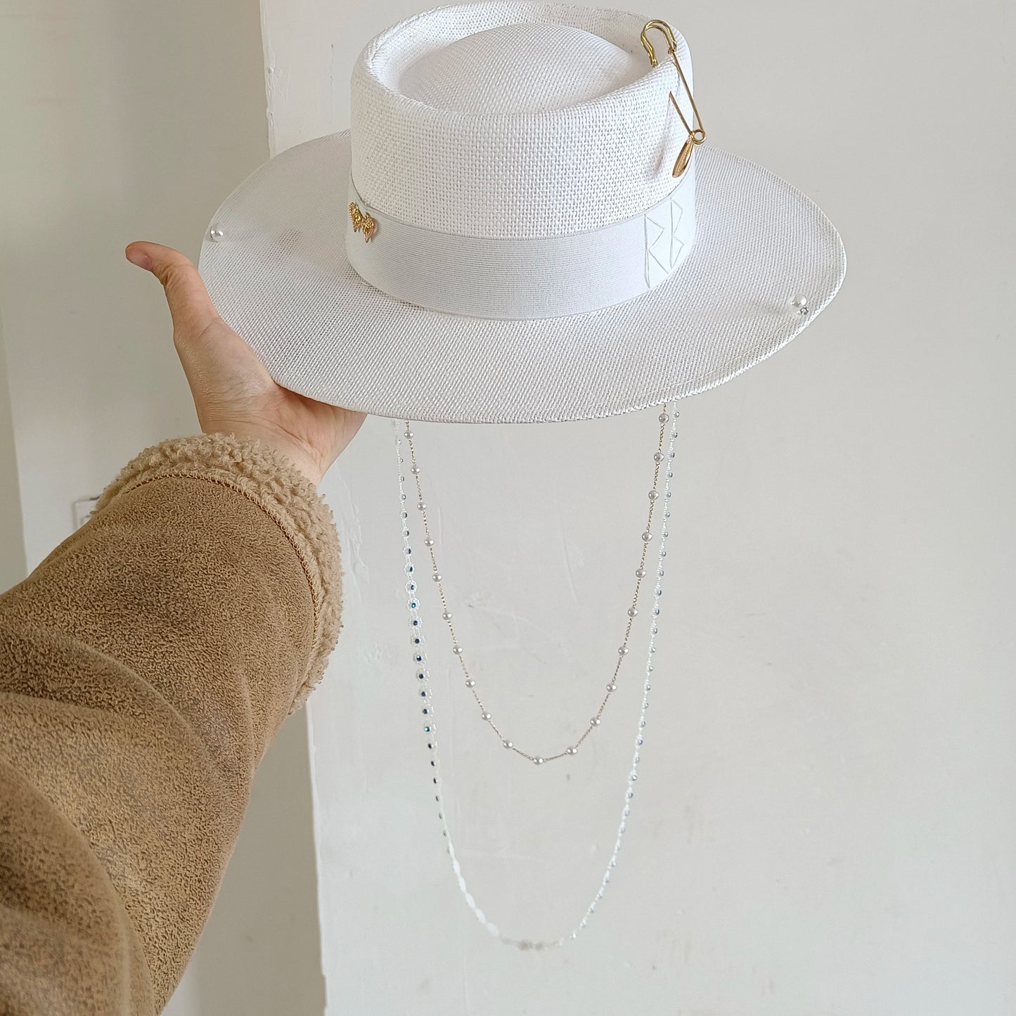 Fedora Hut mit Punk-Perlenkette und DIY Design – Personalisierbare englische Buchstaben Hüte für Männer und Frauen