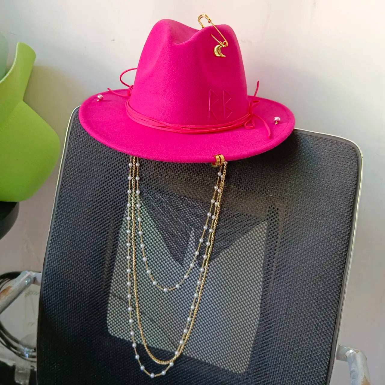 Fedora Hut mit Punk-Perlenkette und DIY Design – Personalisierbare englische Buchstaben Hüte für Männer und Frauen