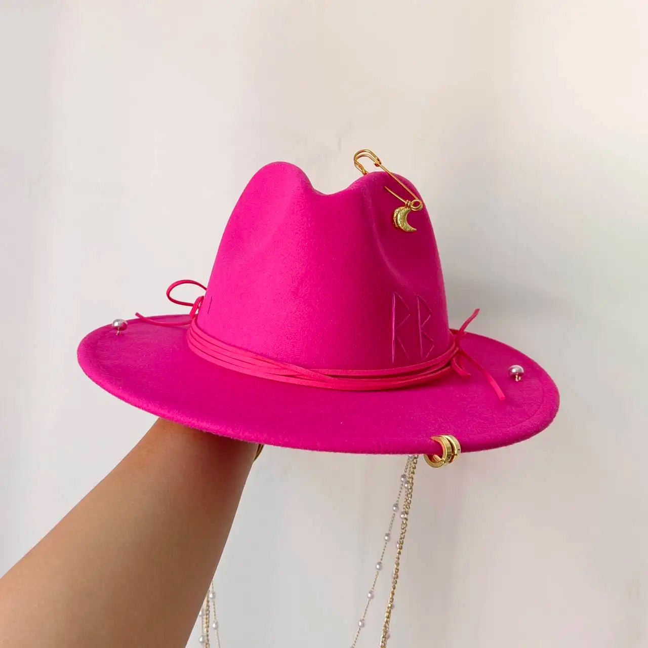 Fedora Hut mit Punk-Perlenkette und DIY Design – Personalisierbare englische Buchstaben Hüte für Männer und Frauen