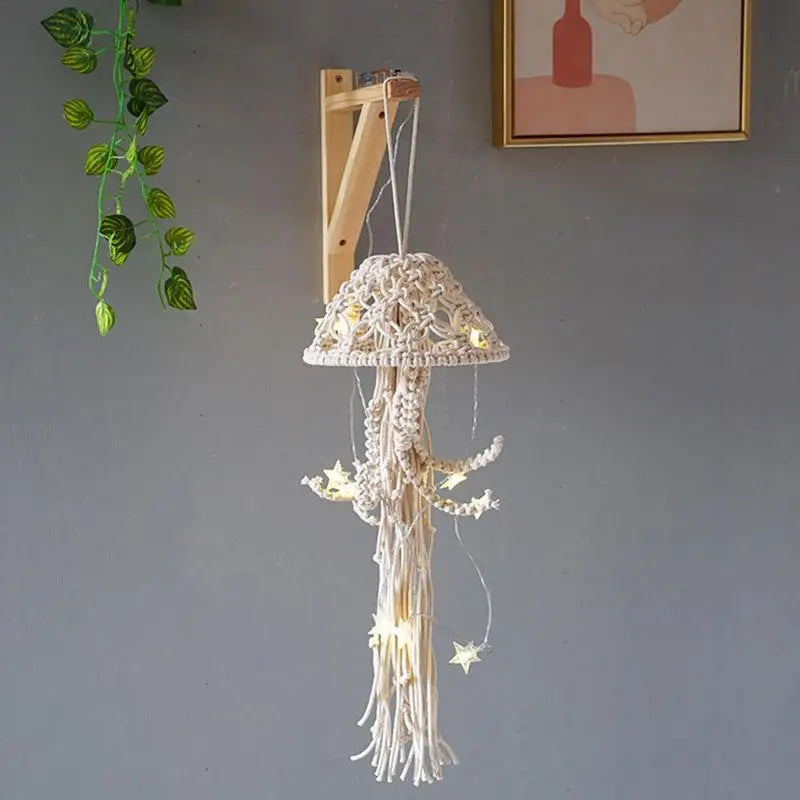 Nordic Macrame Dream Catcher aus Baumwollseil mit Lichterkette – Handgefertigter Wovener Jellyfish Traumfänger für kreative Raumdekoration