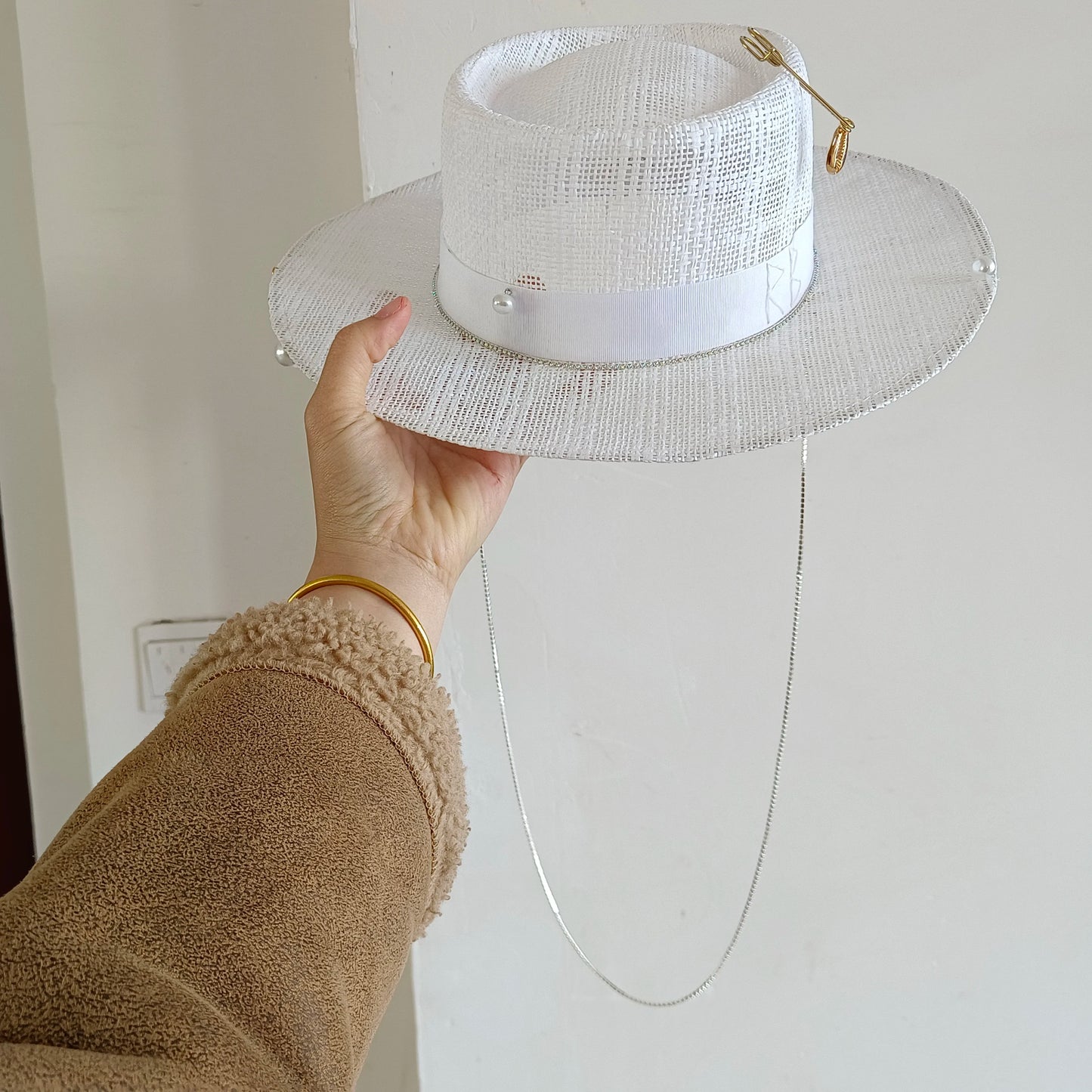 Fedora Hut mit Punk-Perlenkette und DIY Design – Personalisierbare englische Buchstaben Hüte für Männer und Frauen