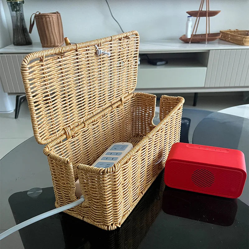 Skandinavischer Rustikaler Desktop Steckdosen-Organizer – Imitations-Rattan Aufbewahrungsbox für Kabel und Steckdosenleisten