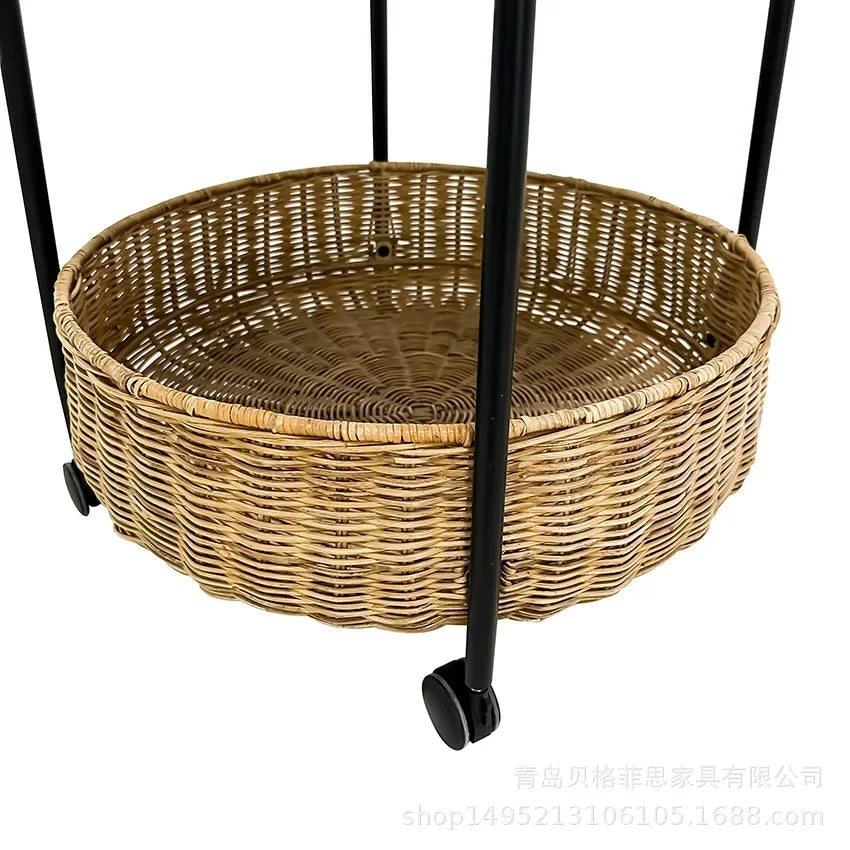 Stilvoller Kaffee-Tisch mit doppelter Rattan-Webung und schwarzem Metallrahmen, vielseitiger Sofa-Beistelltisch mit universellen Roll-Lagern