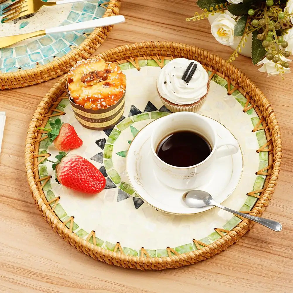 Dekorativer Runder Rattan Serviertablett mit Muscheleinlage – Handgewebtes Mosaik-Tablett für Snacks, Obst, Kuchen und als Tischdekoration