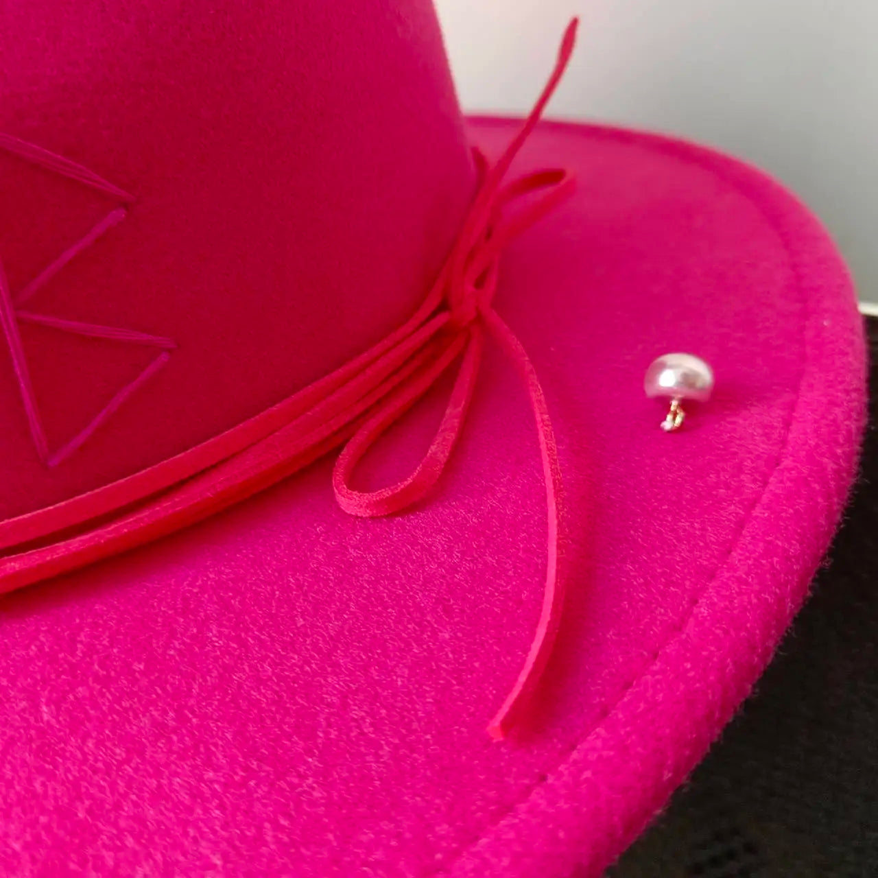 Fedora Hut mit Punk-Perlenkette und DIY Design – Personalisierbare englische Buchstaben Hüte für Männer und Frauen