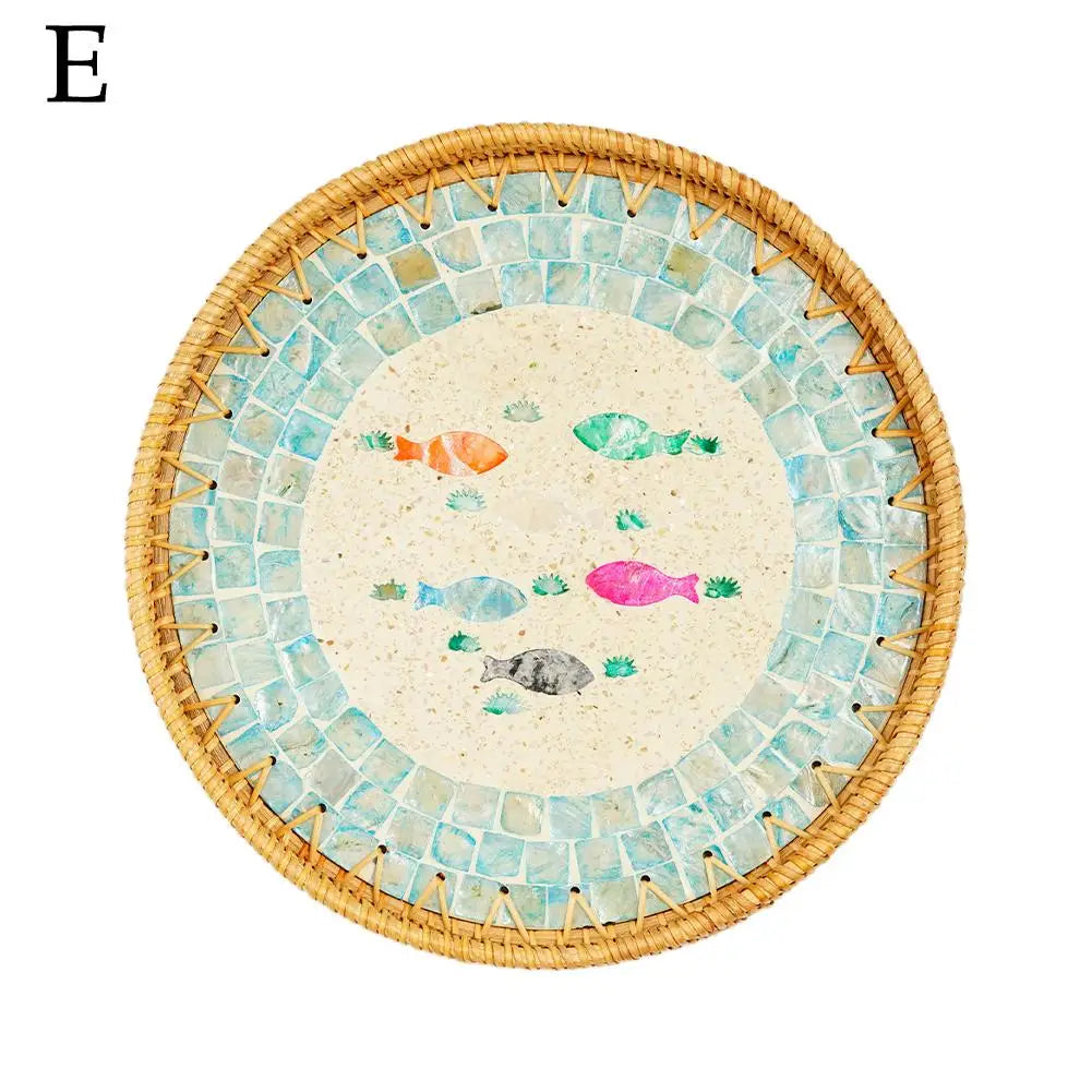 Dekorativer Runder Rattan Serviertablett mit Muscheleinlage – Handgewebtes Mosaik-Tablett für Snacks, Obst, Kuchen und als Tischdekoration