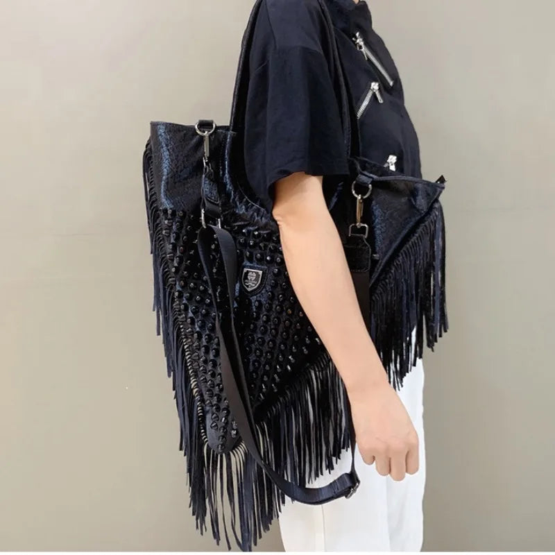 Fashion Punk Schultertasche für Damen – Coole Crossbody Bag mit Nieten und Quasten im Harajuku-Stil