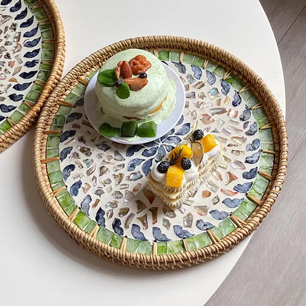 Dekorativer Runder Rattan Serviertablett mit Muscheleinlage – Handgewebtes Mosaik-Tablett für Snacks, Obst, Kuchen und als Tischdekoration
