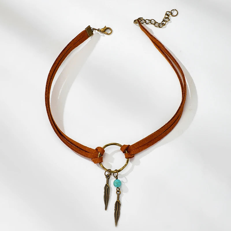 Boho Feather Bead Pendant Choker – Braune Lederkette mit Federn und Perlen für Frauen, Perfekt für Partys und Geschenke