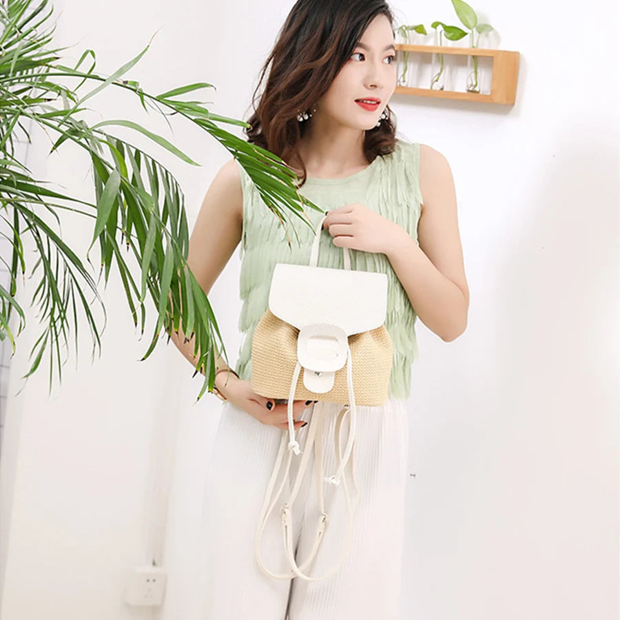 Straw & PU Backpack für Frauen und Mädchen – Trendiger Rucksack mit Kordelzug, hoher Kapazität, ideal für Reisen und Alltag