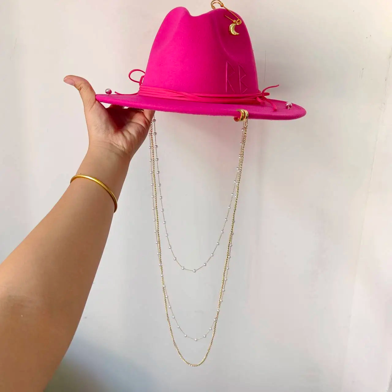 Fedora Hut mit Punk-Perlenkette und DIY Design – Personalisierbare englische Buchstaben Hüte für Männer und Frauen