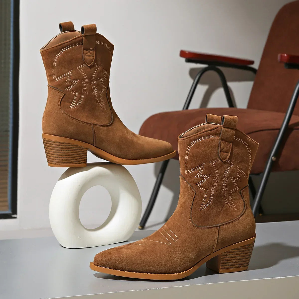 Retro Western Cowboy Boots für Frauen 2025 – Bestickte Spitzenstiefeletten mit Chunky Heel und Slip-On Design