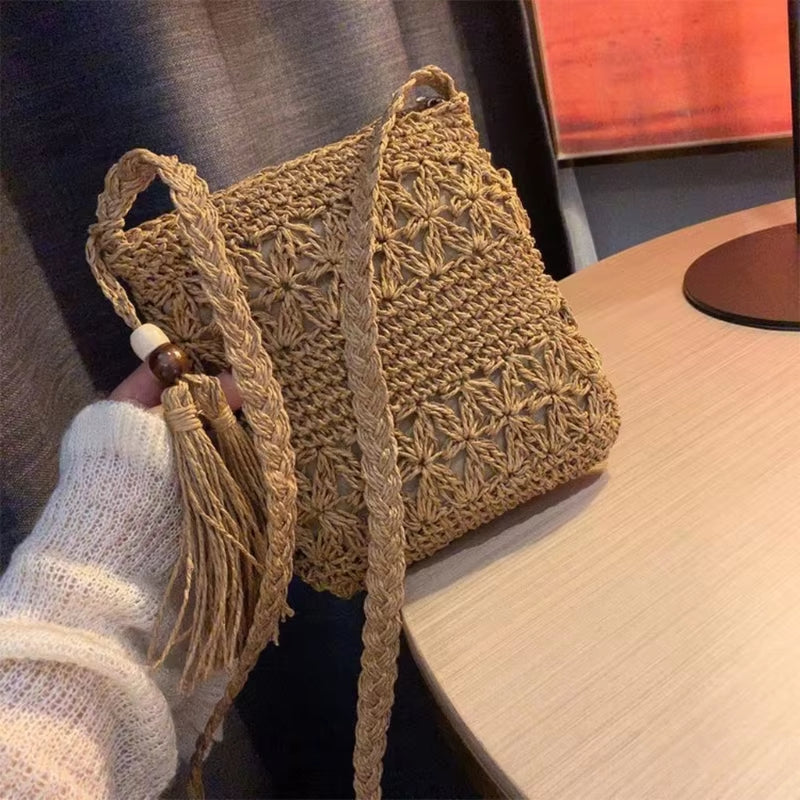 Boho Weidenstroh Schultertasche mit Quasten – Handgefertigte Umhängetasche im Hollow-Out Design